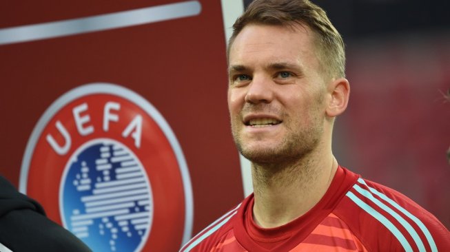 Penjaga gawang Timnas Jerman, Manuel Neuer, mendengarkan lagu kebangsaan saat negaranya menghadapi Estonia dalam lanjutan Kualifikasi Piala Eropa 2020 Grup C di Opel Arena, Mainz, Selasa (11/6/2019). [AFP/Ina Fassbender]