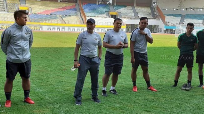 Pelatih Timnas Indonesia U-19 Fakhri Husaini (kedua dari kiri) di Stadion Wibawa Mukti, Cikarang, Kamis (13/6/2019). [Suara.com/Adie Prasetyo Nugraha]