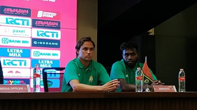 Pelatih Vanuatu Paul Munster (kiri) dan pemain Kency Tangis (kanan) pada jumpa pers sehari jelang pertandingan kontra Timnas Indonesia. (Suara.com/Adie Prasetyo) 