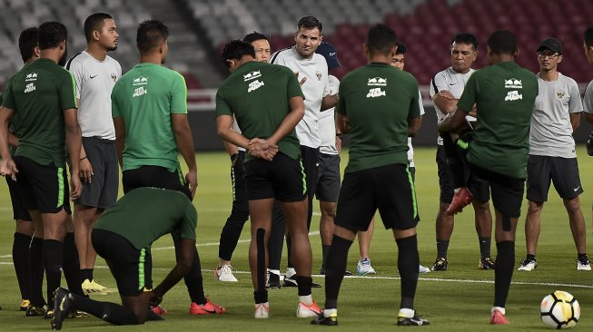 Pelatih timnas Indonesia Simon McMenemy (ketiga kanan) memimpin sesi latihan di Stadion Gelora Bung Karno, Senayan, Jakarta, Jumat (14/6/2019). Latihan tersebut merupakan persiapan timnas Indonesia untuk menghadapi pertandingan uji coba internasional melawan Timnas Vanuatu pada 15 Juni 2019. ANTARA FOTO/Galih Pradipta