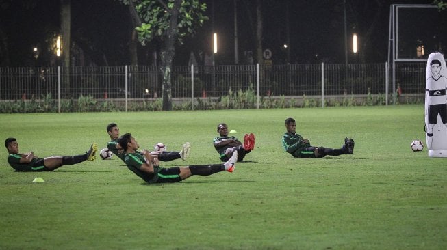 Para pemain timnas Indonesia mengikuti sesi latihan di lapangan ABC Gelora Bung Karno (GBK), Senayan, Jakarta, Jumat (7/6/2019) sebagai persiapan menghadapi pertandingan uji coba internasional melawan Timnas Yordania. ANTARA FOTO/Dhemas Reviyanto