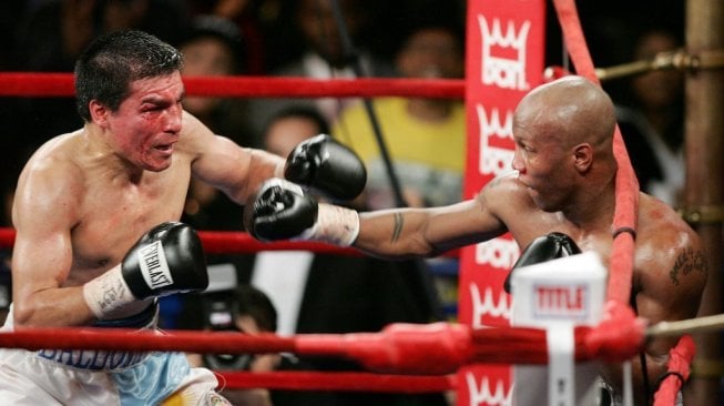 Petinju veteran Zab Judah (kanan) saat menghadapi Carlos Baldomir di Madison Square Garden, New York, AS, Sabtu (7/1/2006). [AFP/Don Emmert]