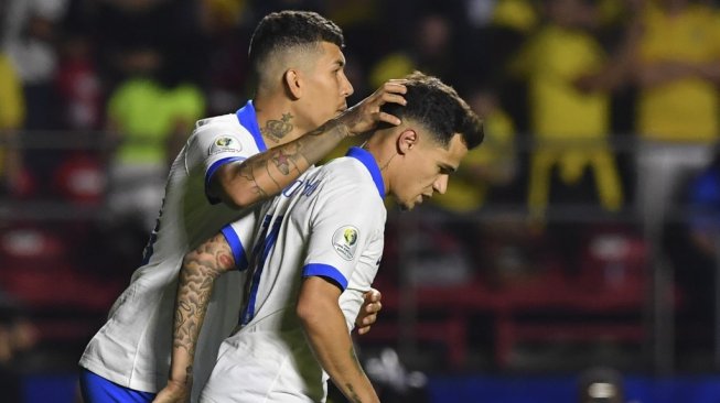 Dua pemain andalan Timnas Brasil di Copa America 2019, Philippe Coutinho (kanan) dan Roberto Firmino. [Nelson ALMEIDA / AFP]