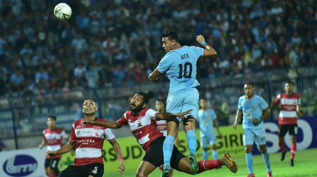 Pemain kesebelasan Persela Lamongan, Alex Dos Santos (tengah) berusaha menyundul bola udara dalam pertandingan Liga 1 2019 melawan Madura United di Stadion Surajaya Lamongan, Jawa Timur, Jumat (17/5/2019). ANTARA FOTO/Syaiful Arif.