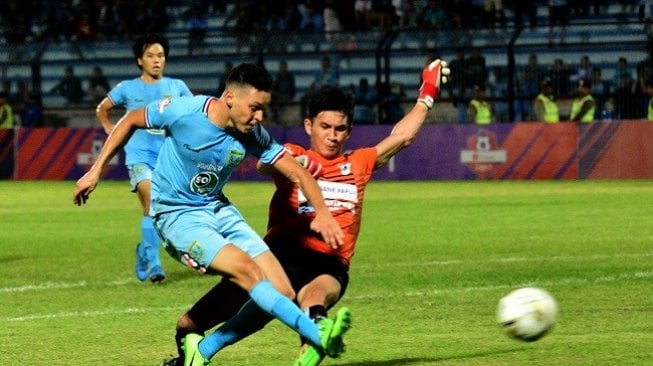 Pemain Persela Lamongan Rafael Gomes De oliviera (kiri) melesatkan bola ke gawang Persipura Jayapura yang dijaga kiper Mariyo Fabiyo Londok (kanan) dalam pertandingan Liga 1 2019 di Stadion Surajaya Lamongan, Jawa Timur, Rabu (22/5/2019). (Antara)