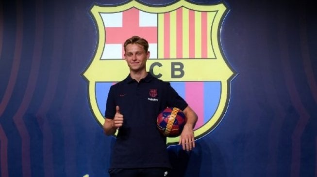 Pemain baru Barcelona Frenkie de Jong berpose jelang perkenalan resminya ke publik Camp Nou, Jumat (5/7/2019) [AFP]