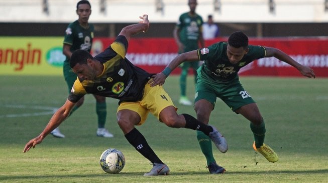 Pesepak bola Persebaya Osvaldo Ardiles Haay (kanan) berebut bola dengan pesepak bola PS Barito Putera Lucas Rodrigues Ramos Da Silva (kiri) saat pertandingan Liga 1 2019 di Stadion Gelora Bung Tomo, Surabaya, Jawa Timur, Selasa (9/7/2019). Persebaya ditahan imbang PS Barito Putera dengan skor akhir 2-2. ANTARA FOTO/Moch Asim