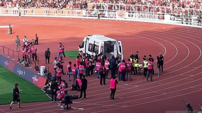 Penjaga gawang Persib M Nathsir dilarikan ke rumah sakit menggunakan ambulans usai berbenturan dengan pemain Persija Bruno Matos dalam pertandingan Liga 1 2019 yang berlangsung di SUGBK, Rabu (10/7/2019) [Antara]