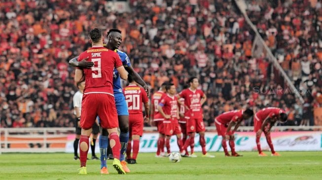 Striker Persija Jakarta Marko Simic berpelukan dengan pemain pesepakbola Persib Bandung Ezechiel Ndouasel usai pertandingan di Stadion Utama Gelora Bung Karno (SUGBK), Senayan, Jakarta, Rabu (10/7). (Suara.com/Muhaimin A Untung)