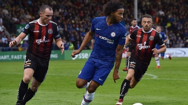 Pemain Chelsea menghindari lawan saat menggiring bola pada laga pramusim antara Bohemians FC vs Chelsea di Stadion Dalymount Park, Kamis (11/7/2019) dini hari WIB. (Instagram/@chelseafc)