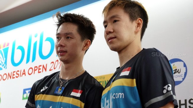 Pasangan ganda putra Indonesia, Kevin Sanjaya Sukamuljo/Marcus Fernaldi Gideon, usai memenangi laga babak pertama Indonesia Open 2019 atas Takuto Inoue/Yuki Kaneko (Jepang) di Istora Senayan, Jakarta, Selasa (16/7). [Suara.com/Arief Apriadi]