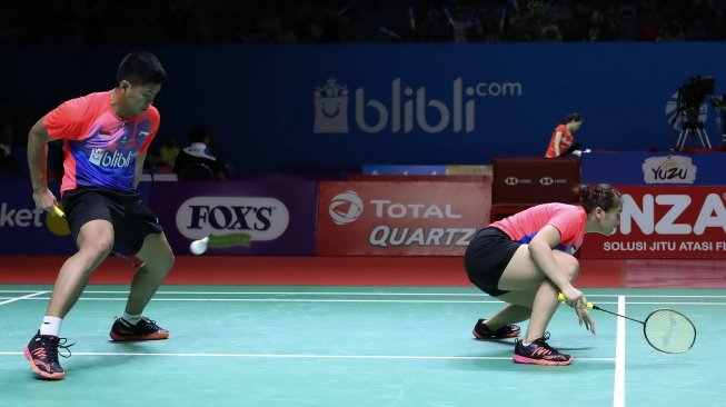 Pasangan ganda campuran Indonesia, Praveen Jordan/Melati Daeva Oktavianti, terhenti di babak awal Indonesia Open 2019 setelah takluk dari Mark Lamsfuss/Isabel Herttrich (Jerman) di Istora Senayan, Jakarta, Selasa (16/7). [Humas PBSI]