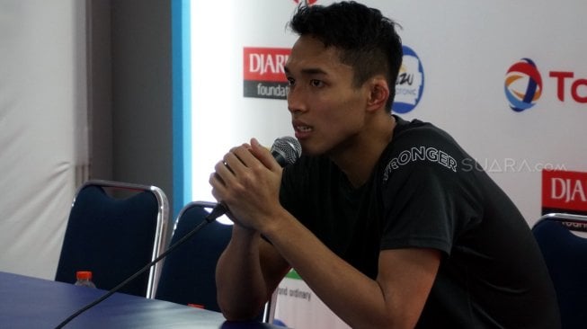 Pebulutangkis tunggal putra Indonesia, Jonatan Christie, menang di babak pertama Indonesia Open 2019 dengan mengalahkan Rasmus Gemke (Denmark) di Istora Senayan, Jakarta, Selasa (16/7). [Suara.com/Arief Apriadi]