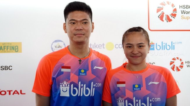 Pasangan ganda campuran Indonesia, Praveen Jordan/Melati Daeva Oktavianti, terhenti di babak awal Indonesia Open 2019 setelah takluk dari Mark Lamsfuss/Isabel Herttrich (Jerman) di Istora Senayan, Jakarta, Selasa (16/7). [Suara.com/Arief Apriadi]