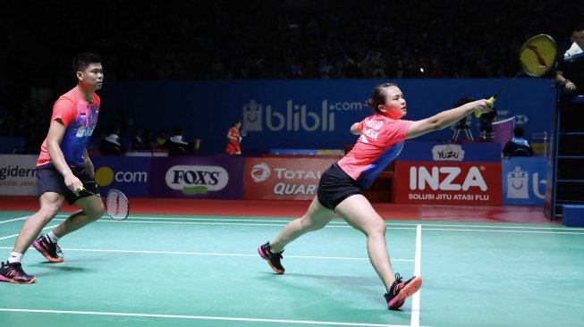 Pasangan ganda campuran Indonesia, Praveen Jordan/Melati Daeva Oktavianti, terhenti di babak awal Indonesia Open 2019 setelah takluk dari Mark Lamsfuss/Isabel Herttrich (Jerman) di Istora Senayan, Jakarta, Selasa (16/7). [Humas PBSI]