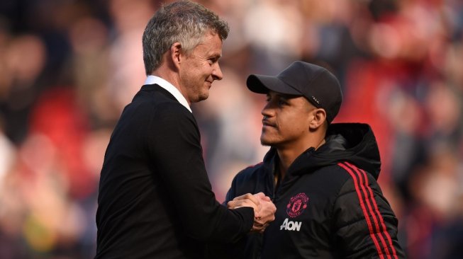 Manajer Manchester United, Ole Gunnar Solskjaer (kiri) bersama penyerang Alexis Sanchez. [Oli SCARFF / AFP]