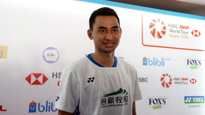 Pebulutangkis tunggal putra Indonesia, Tommy Sugiarto, terhenti kiprahnya di Indonesia Open 2019 setelah kalah dari Chen Long (China) di Istora Senayan, Jakarta, Rabu (17/7). [Suara.com/Arief Apriadi]