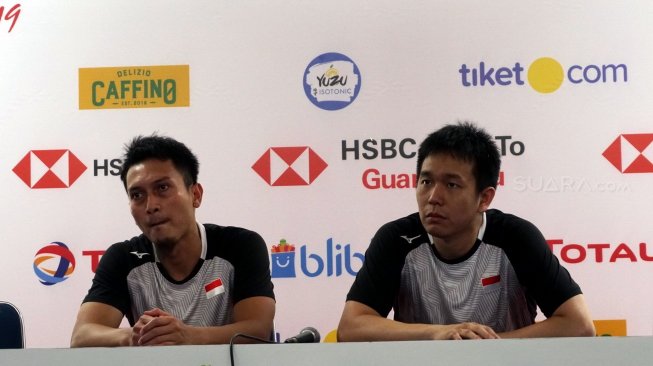 Pasangan ganda putra Indonesia, Hendra Setiawan/Mohammad Ahsan, melaju ke babak kedua Indonesia Open 2019 usai mengalahkan wakil Inggris, Marcus Ellis/Chris Langridge, di Istora Senayan, Jakarta, Rabu (17/7). [Suara.com/Arief Apriadi]