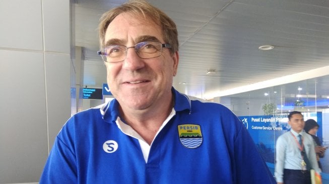 Pelatih kepala Persib Robert Alberts saat ditemui di bandara Husein Sastranegara, Bandung, Jawa Barat, Senin (22/7/2019). [Suara.com/Aminuddin] 