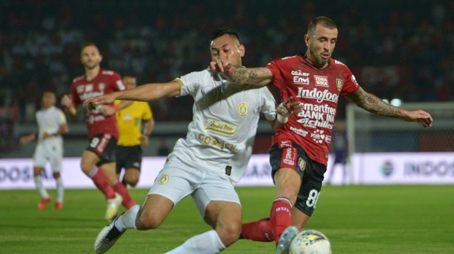 Pesepak bola PSS Sleman Gufran Rachmadhan (kedua kanan) berusaha melewati pesepak bola Bali United Paulo Sergio (kanan) dalam pertandingan Sepak Bola Liga 1 2019 di Stadion I Wayan Dipta, Gianyar, Senin (22/7/2019). Bali United menang atas PSS Sleman dengan skor 3-1. ANTARA FOTO/Nyoman Budhiana