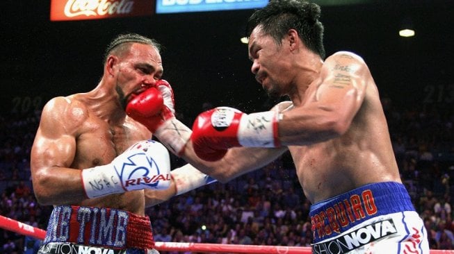 Ikon tinju dunia, Manny Pacquiao (kanan), mendaratkan pukulan telak ke dagu lawannya, Keith Thurman, di MGM Grand Garden Arena, Las Vegas, AS, Sabtu (20/7/2019). [AFP/John Gurzinski]