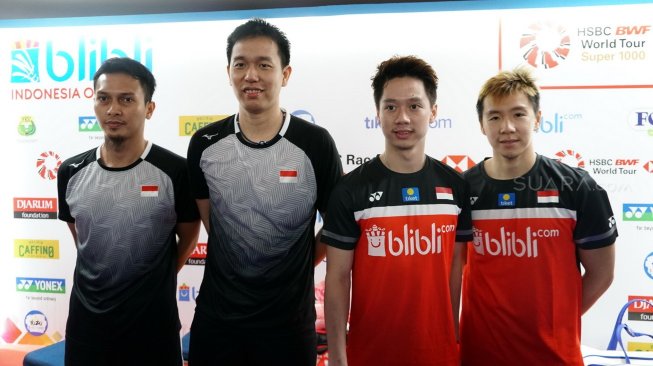 Pasangan ganda putra Hendra Setiawan/Mohammad Ahsan berfoto bersama junior mereka, Kevin Sanjaya Sukamuljo/Marcus Fernaldi Gideon, usai final Indonesia Open 2019 bertajuk All Indonesian Final di Istora Senayan, Jakarta, Minggu (21/7). [Suara.com/Arief Apriadi]