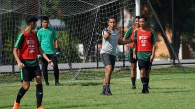 Pelatih timnas Indonesia U-15 Bima Sakti (kedua dari kanan) memimpin latihan skuatnya di Lapangan Latihan PTT di Chonburi, Thailand, Jumat (26/7). Mereka akan menghadapi Vietnam di laga perdana Grup A Piala AFF U-15, Sabtu (27/7). (dok Persatuan Sepak Bola Seluruh Indonesia/PSSI)