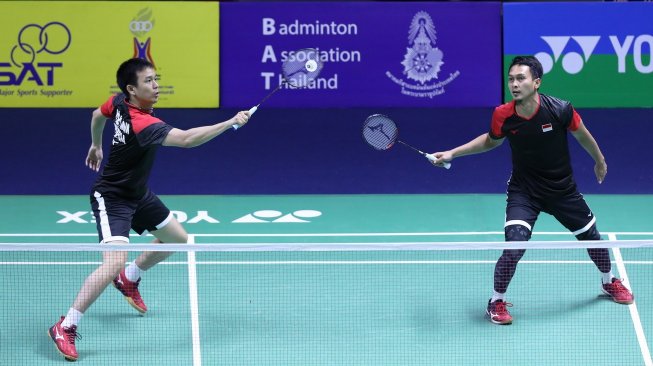 Pasangan ganda putra Indonesia, Hendra Setiawan/Mohammad Ahsan, terhenti di babak pertama Thailand Open 2019 usai kalah dari Ong Yew Sin/Teo Ee Yi (Malaysia), Rabu (30/7). [Humas PBSI]