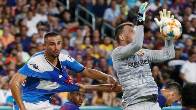 Penjaga gawang Barcelona Neto mengamankan bola dalam laga persahabatan kontra Napoli di Amerika Serikat pada 8 Agustus 2019. [AFP]