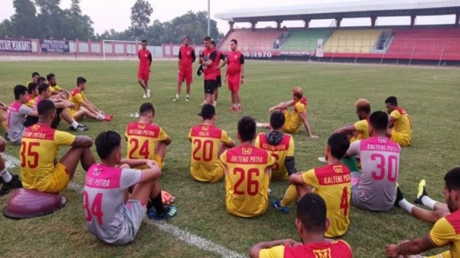 Pelatih Kalteng Putra Gomes de Oliviera bersama para pemain saat sesi latihan beberapa waktu lalu di stadion Tuah Pahoe Palangka Raya. (FOTO ANTARA/Adi Wibowo)