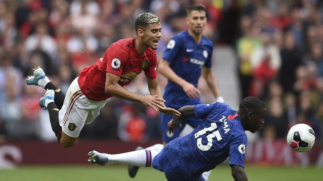 Gelandang Manchester United Andreas Pereira (kiri) bersaing dengan bek Chelsea Prancis Kurt Zouma (kanan) selama pertandingan sepak bola Liga Inggris antara Manchester United melawan Chelsea di Old Trafford, Manchester, Inggris, Minggu (11/8). [Oli SCARFF / AFP]