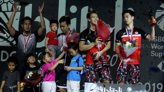 Pasangan ganda putra Indonesia, Kevin Sanjaya Sukamuljo/Marcus Fernaldi Gideon (seragam merah), menjuarai ajang Indonesia Open 2019 usai mengalahkan seniornya, Hendra Setiawan/Mohammad Ahsan, di Istora Senayan, Jakarta, Minggu (21/7). [Suara.com/Arief Hermawan P]