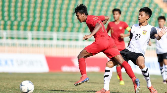 Pemain Timnas Indonesia Supriadi (kiri) berebut bola dengan pesepak bola Laos Bounmy Pinkeo (kanan) saat bertanding pada penyisihan Grup A Piala AFF U-18 2019 di Stadion Thong Nhat, Ho Chi Minh, Vietnam, Senin (12/8/2019). ANTARA FOTO/Yusran Uccang