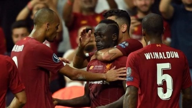 Para pemain Liverpool merayakan gol Sadio Mane (tengah) ke gawang Chelsea pada laga Piala Super Eropa di Besiktas Park Stadium.  OZAN KOSE / AFP