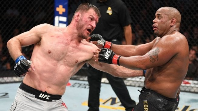 Daniel Cormier (kanan) vs Stipe Miocic (kiri) bertarung memperebutkan gelar juara UFC kelas berat pada ajang 241 UFC, Sabtu (17/8/2019). (Twitter/@Slnow)