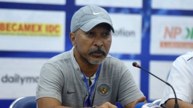 Pelatih Timnas Indonesia U-18 Fakhri Husaini memberikan keterangan pers usai Indonesia dikalahkan Malaysia pada semifinal Piala AFF U-18 di Stadion Go Dau di Provinsi Binh Duong, Vietnam, Sabtu (17/8/2019). ANTARA FOTO/Yusran Uccang