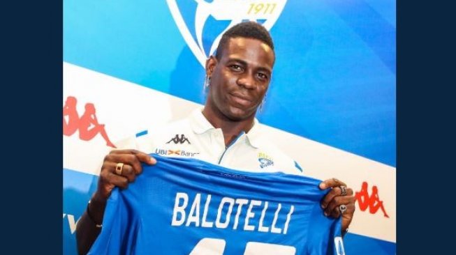 Mario Balotelli resmi berseragam Brescia. (Twitter/@BresciaOfficial)