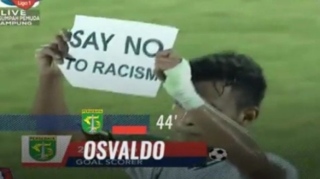 Penyerang Persebaya Surabaya, Osvaldo Haay mengkampanyekan Say No Racism pada lanjutan Liga 1 2019 menghadapai Badak Lampung FC, Selasa (20/8/2019), (Instagram/@liga1match)