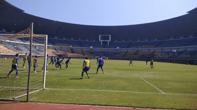 Para pemain Persib Bandung melakukan latihan rutin di Stadion Gelora Bandung Lautan Api (GBLA), Bandung, Jawa Barat, Rabu (21/8/2019). [Suara.com/Aminuddin]