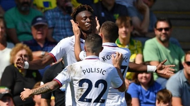 Pemain Chelsea Tammy Abraham rayakan golnya ke gawang Norwich City dalam pertandingan Liga Inggris yang berlangsung di Carrow Road, Sabtu (24/8/2019). [AFP]