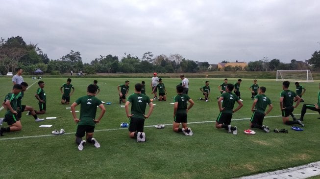 Pemain Timnas U-23 menjalani pemusatan latihan (TC) di Lapangan Yogyakarta International School (YIS), Senin (26/8/2019). (bolatimes.com/M Ilham Baktora)