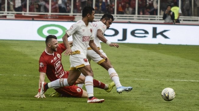 Pesepak bola Persija Jakarta Marko Simic (kiri) dijaga ketat dua pemainbelakang pesepak bola PSM Makassar pada lanjutan Liga 1 di Stadion Gelora Bung Karno, Senayan, Jakarta Pusat, Rabu (28/8/2019). Babak pertama berakhir imbang 0-0. ANTARA FOTO/ Fakhri Hermansyah/hp.