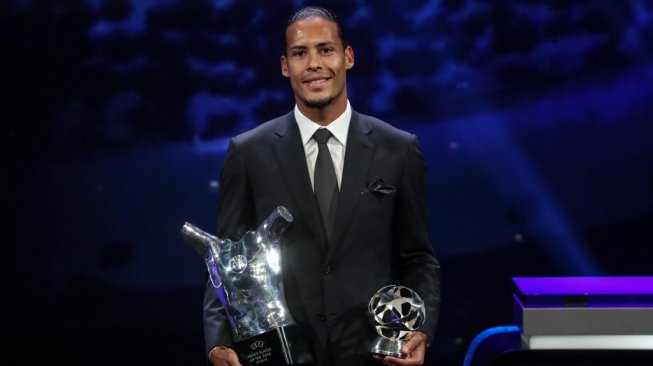 Bek Liverpool, Virgil van Dijk dianugerahi penghargaan Bek Terbaik Liga Champions 2018/2019 dan Pemain Terbaik UEFA 2018/2019 dalam acara pengundian babak fase grup Liga Champions 2019/2020 di Monaco, Jumat (30/8/2019) dini hari WIB. [Valery HACHE / AFP]