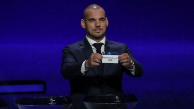 Wesley Sneidjer ambil bagian dalam drawing fase grup Liga Champions yang berlangsung di Monaco, Kamis (29/8/2019) [AFP]