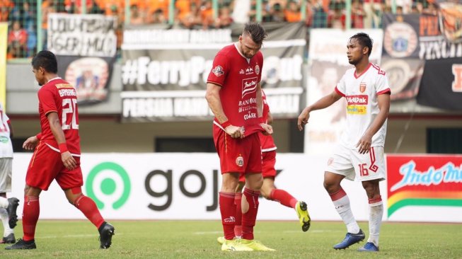 Ekspresi kekecewaan penyerang Persija Jakarta, Marko Simic (tengah) pada laga Liga 1 2019 kontra Perseru Badak Lampung FC di Stadion Patriot Candrabhaga, Bekasi, Minggu (1/9/2019) petang. [dok. Media Persija]