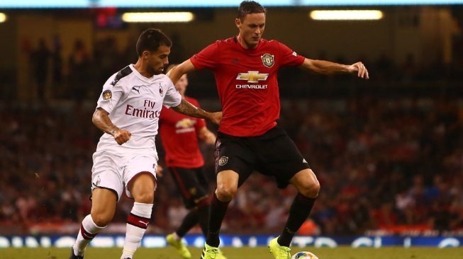 Gelandang Manchester United, Nemanja Matic (kanan). [GEOFF CADDICK / AFP]