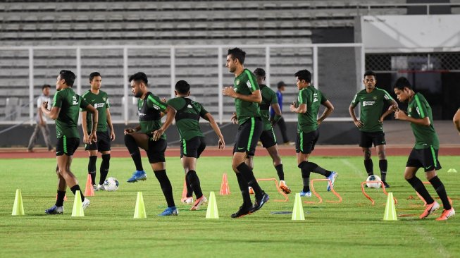 Sejumlah pemain Timnas Indonesia mengikuti latihan di Stadion Madya Gelora Bung Karno, Jakarta, Selasa (3/9/2019). Latihan tersebut sebagai persiapan melawan Timnas Malaysia di Stadion Utama Gelora Bung Karno pada 5 September dalam ajang kualifikasi Piala Dunia Qatar 2022. ANTARA FOTO/Hafidz Mubarak A