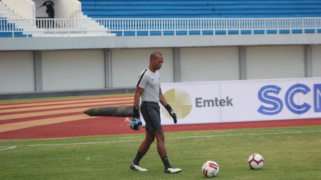 Pelatih kiper Timnas Indonesia U-23, Hendro Kartiko, di Stadion Mandala Krida, Sabtu (7/9/2019). (Suara.com/Irwan Febri Rialdi).