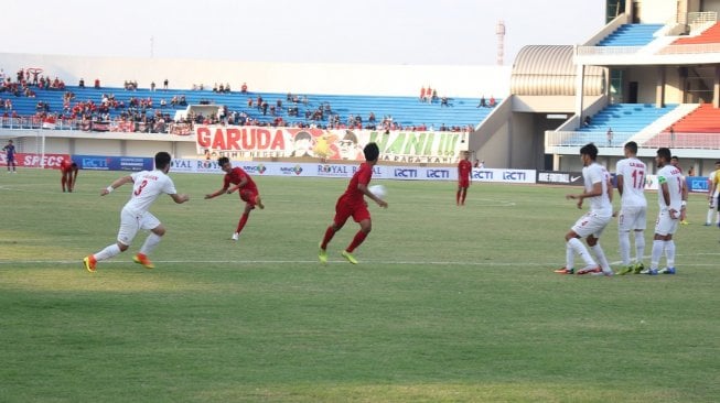 Gelandang Timnas Indonesia U-19, Beckham Putra melepas tendangan free kick ke gawang Timnas Iran pada laga uji coba internasional di Stadion Mandala Krida, Yogyakarta, Rabu (11/9/2019). [Muhammad Ilham Baktora/Suara.com]