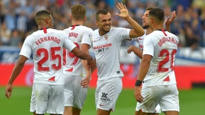 Para pemain Sevilla merayakan gol Joan Jordan (tengah) ke gawang Alaves di Mendizorrotza stadium. ANDER GILLENEA / AFP